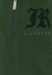 Groene hoodie met ritssluiting, voorzien van een getextureerd geborduurd "JR"-logo en de tekst "JOHN RICHMOND" in een contrasterende kleur. Zachte stof met een gladde afwerking.