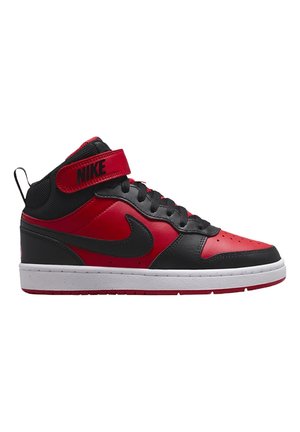 Czerwono-czarny mid-top sneaker marki Nike z czarnymi sznurowadłami, czerwoną paskiem z logo Nike i białą podeszwą.