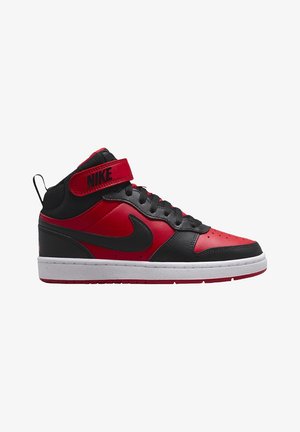 Czerwono-czarny mid-top sneaker marki Nike z czarnymi sznurowadłami, czerwoną paskiem z logo Nike i białą podeszwą.
