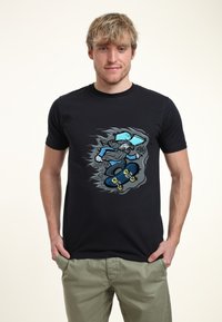 Camiseta de algodón negra con un diseño gráfico de un patinador en tonos azules y grises, que presenta elementos detallados y esquemáticos y líneas dinámicas.