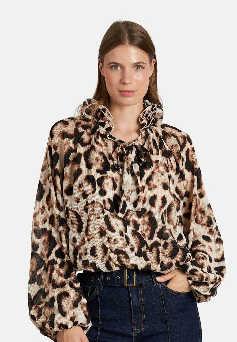 Blusa de estampado de leopardo con un cuello con volantes, mangas largas y tela ligera; presenta un lazo en el cuello y una superficie texturizada.