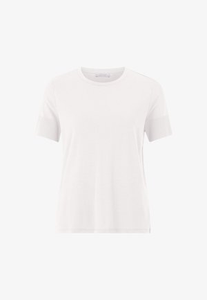 T-shirt en coton blanc avec un col rond et des manches courtes, présentant une texture lisse et un design simple, sans motifs ni accent.