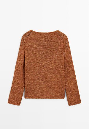 Rustfarvet chunky striktrøje med lange ærmer og teksturerede skulderdetaljer, vist bagfra på en hvid baggrund.