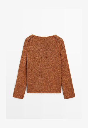 Rustfarvet chunky striktrøje med lange ærmer og teksturerede skulderdetaljer, vist bagfra på en hvid baggrund.