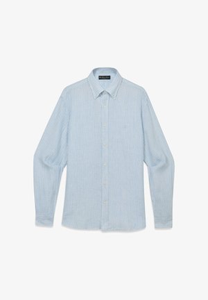 Lichtblauw overhemd met lange mouwen, knoopjes en dunne witte verticale strepen, met een klassieke kraag, plat liggend op een witte achtergrond.