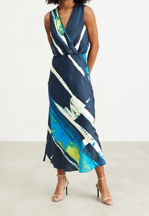 Sukienka bez rękawów w ciemnonawowym materiale z abstrakcyjnymi, niebieskimi, białymi i zielonymi smugami. Długość sięga do połowy łydki.