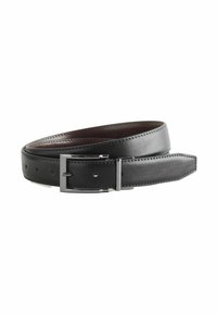 Ceinture en cuir noir avec une texture lisse, dotée d'une boucle rectangulaire en ton argenté et de trous régulièrement espacés pour l'ajustement.