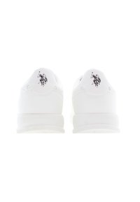 Bílé tenisky s hladkým koženým svrškem, kulatou špičkou a plochou gumovou podrážkou. Mají malé logo na patě. Jednoduchý a minimalistický design.