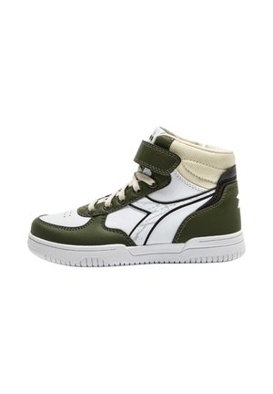 Sneaker alta in bianco e verde oliva con allacciatura frontale, cinturino in Velcro, collarino imbottito e suola bianca con grip testurizzato.