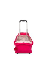 Borsone con ruote rosa dotato di manico retrattile, apertura con zip e portachiavi a pompon soffice. L'interno presenta una fodera di colore chiaro.