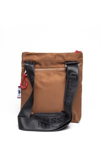 Borsa a tracolla in nylon marrone con spalline nere. Presenta una tasca con zip e una zip rossa. Logo Utility sulla tracolla. Forma quadrata compatta.