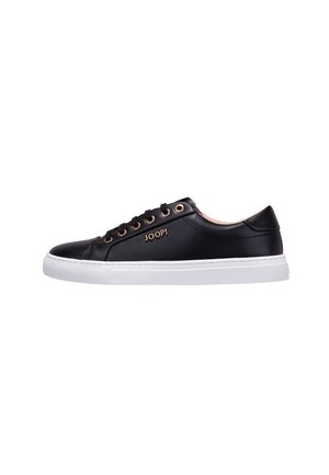 Sorte lærredssneakers med hvid gummisål, rund tå og rosaguld øjer. Har et minimalistisk design og JOOP! branding.