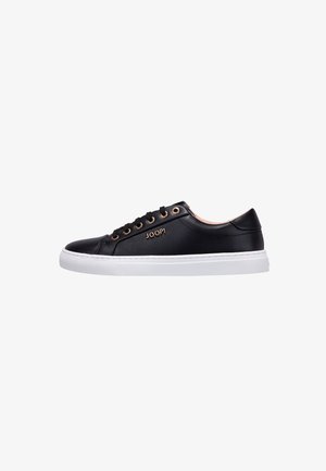 Zapatilla de cuero negro con suela de goma blanca, puntera redonda y ojales en oro rosa. Presenta un diseño minimalista y la marca JOOP!