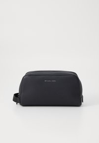 Zwarte leren cosmetica tas met een textuur oppervlak, rits sluiting en zijhandvat. Voorzien van zilveren "Michael Kors" branding aan de voorkant.