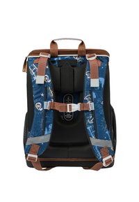 Modro-černý batoh s vzorovanou tkaninou, hnědými popruhy a ergonomickým nosným systémem. Obsahuje nastavovací systém a síťovinu pro ventilaci.