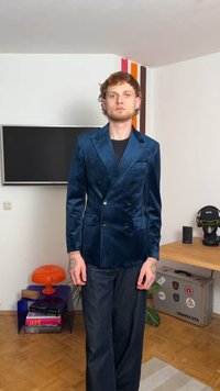 Merenkulkijoiden kaksoisrivin sametti bleiseri, jossa on kärkipetikot, yhdistettynä tummiin leveälahkeisiin farkkulaskeisiin. Ominaisuudet napit ja tyylikäs muotoilu.