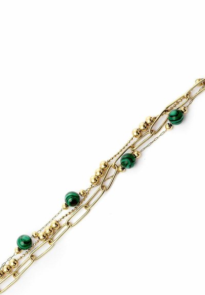Bracciale in oro con perline di malachite e accenti sferici, stili di catena misti con link allungati e perline rotonde.