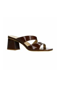 Bruine gepatineerde leren slidesandalen met twee gekruiste banden, open neus en een blokhak. Gladde textuur en ronde vorm.