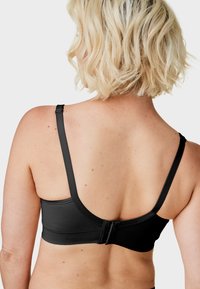 Czarny stanik z regulowanymi ramiączkami, gładką strukturą i zapięciem na haftkę z tyłu. Prosty design bez ozdób.
