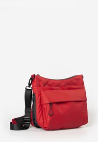 Rote Nylon-Crossbody-Tasche mit verstellbarem Tragegurt, Reißverschlussfächern und Fronttasche. Glatte Textur und minimalistisches Design.