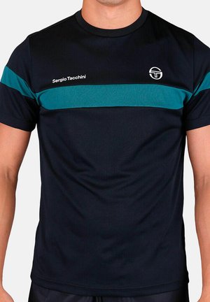 Hombre con camiseta azul marino de Sergio Tacchini con una franja horizontal verde azulado y logo en el pecho.