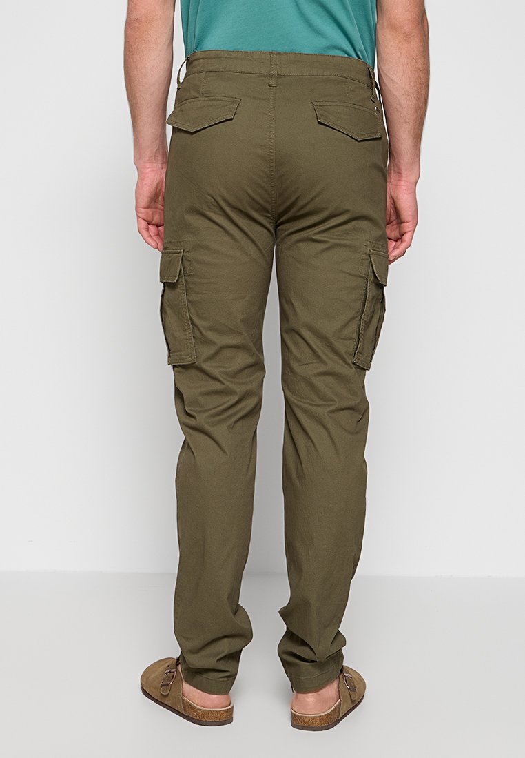 Olivezielone spodnie cargo o prostym kroju, wykonane z lekkiego materiału. Cechy to dwie duże boczne kieszenie i wygodny pas.