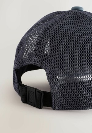 Grå mesh-basebollkeps med rundad krona, justerbart svart band och plastknäppning bak. Anmärkningsvärd semitransparent textur.