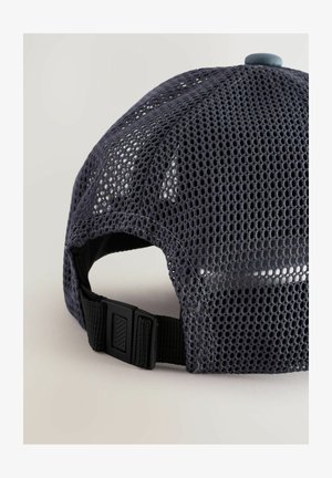 Szürke hálós baseball sapka kerek koronával, állítható fekete pánttal és műanyag csattal a hátsó részen. Különleges félig áttetsző textúrával.