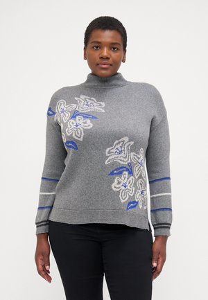 Grauer Strickpullover mit hohem Kragen, der florale Stickerei in Blau und Weiß aufweist. Horizontale Streifen an den Ärmeln; weiche Textur.
