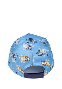 Gorra azul con un diseño estampado que presenta perros de dibujos animados. El material es tejido suave, con un visera en color marino y un acento en el botón.
