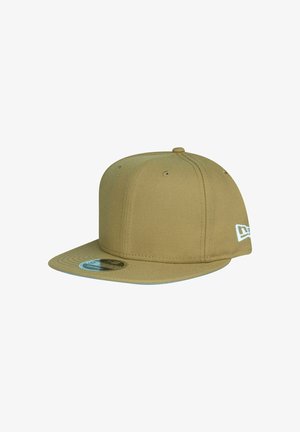 Beige Snapback-Cap mit flachem Schirm, sechs Belüftungsösen und einem kleinen weißen gestickten Logo an der Seite.