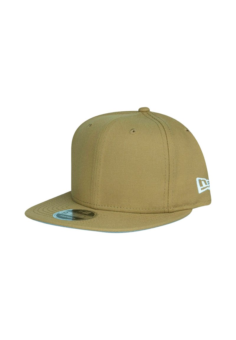 Beige Snapback-Cap mit flachem Schirm, sechs Belüftungsösen und einem kleinen weißen gestickten Logo an der Seite.