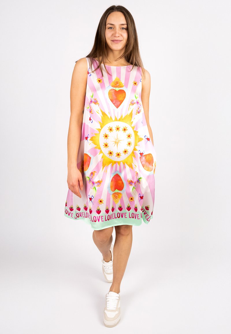 Farbenfrohes ärmelloses Kleid mit einem hellen Sonnenmuster, Herzen und floralen Akzenten. Hergestellt aus leichtem Stoff, knielang mit lässiger Passform.