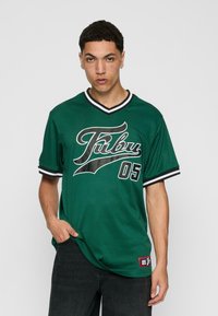 FUBU VARSITY  - Marškinėliai su spaudiniu - dark green