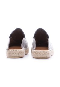 Espadrilles grises de tela con la parte trasera abierta, suelas de cuerda de yute y plantillas de cuero suave. Diseño minimalista con bordes redondeados.