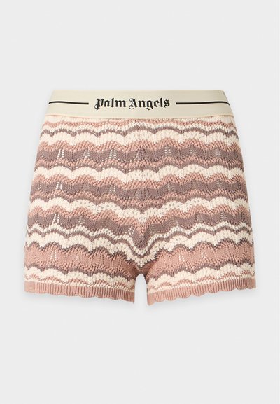 Shorts en maille avec des rayures ondulées roses, brunes et crème et une ceinture beige portant le texte "Palm Angels" en noir.