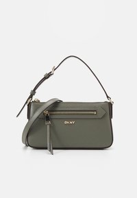 Borsa a tracolla verde in pelle con dettagli in metallo dorato, tasca frontale con zip e tracolla regolabile. Forma rettangolare compatta.