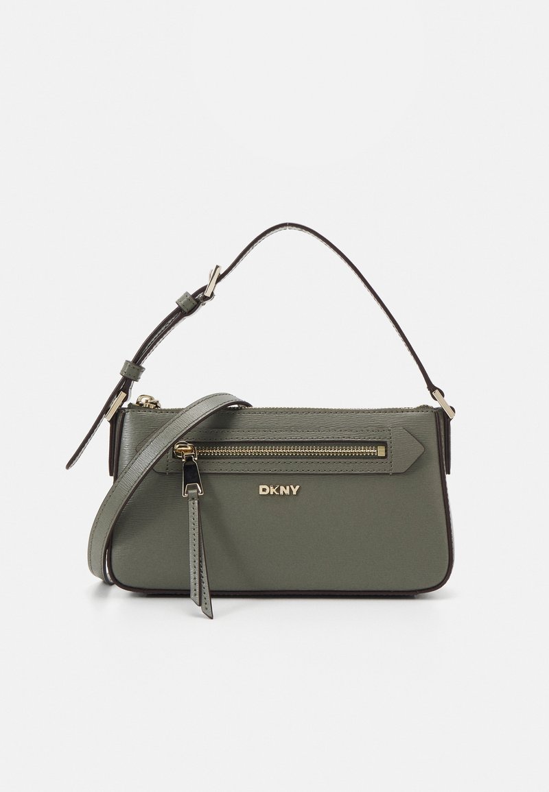 Borsa a tracolla verde in pelle con dettagli in metallo dorato, tasca frontale con zip e tracolla regolabile. Forma rettangolare compatta.