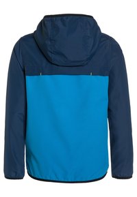 Kurtka z kapturem o niebieskiej górnej części i ciemnoniebieskiej dolnej części. Gładki, wodoodporny materiał z elastycznymi mankietami.