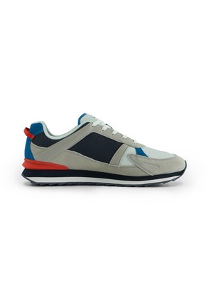 Casualowy sneaker z beżowymi, czarnymi, niebieskimi i czerwonymi panelami, białymi sznurowadłami i czarno-białą podeszwą, pokazany z boku na białym tle.