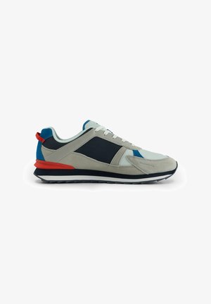 Casualowy sneaker z beżowymi, czarnymi, niebieskimi i czerwonymi panelami, białymi sznurowadłami i czarno-białą podeszwą, pokazany z boku na białym tle.