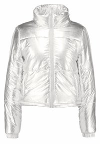 Sølv puffjakke med høj krave, lynlåslukning og elastiske manchetter. Materialet har en shiny, reflektiv overflade med quiltede detaljer.