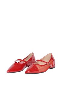 Ballerine in vernice rossa con punta affusolata, cinturino alla caviglia e tacco basso. Presentano pannelli in mesh trasparente sui lati.