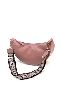 Roze leren handtas met een gebogen vorm, voorzien van een gestreepte schouderband in zwart, roze en blauw met gouden hardware en een ritssluiting.