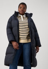 Tommy Hilfiger Curve CASUAL HOOD COAT - Dunkåpe / -frakk - desert sky