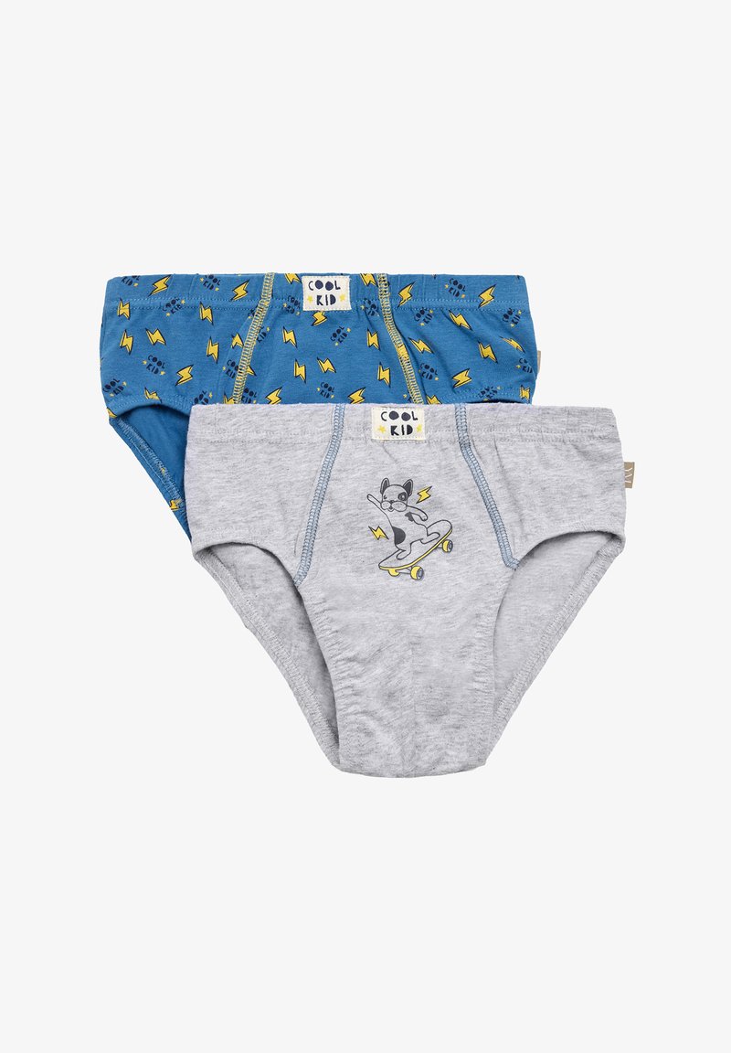 Dos pares de calzoncillos infantiles: uno azul con un patrón de rayos amarillos y otro gris que presenta un diseño de patineta y un animal de dibujos animados.