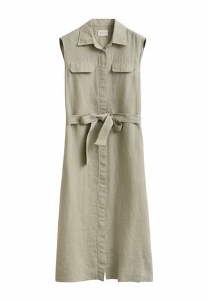 Vestito midi beige in lino senza maniche con collo, chiusura frontale con bottoni, due tasche a patta sul petto e cintura annodata in vita.