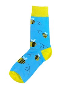 Baumwollsocken in hellblau mit gelbem Zeh und Bündchen. Mit einem wiederholten Bienenmuster, schwarzen Streifen und weißen Flügeln.