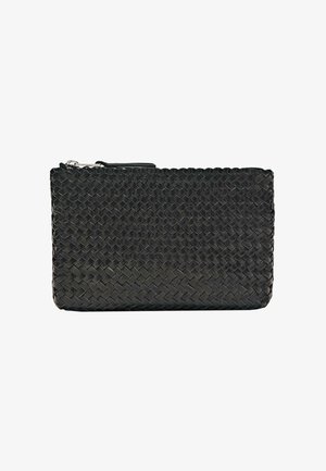 Clutch rettangolare nera in pelle intrecciata con chiusura a cerniera e piccolo tirazip in pelle.
