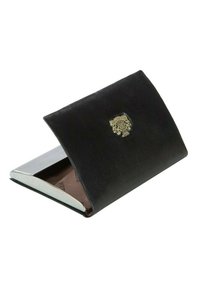 Zwarte leren portemonnee met een gladde textuur, voorzien van een zilveren metalen sluiting en een gouden embleem aan de voorkant. Geopend om de bruine binnenvoering te onthullen.